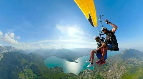 Vol en parapente au-dessus du lac d'Annecy